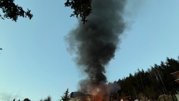 Lichterloh brannten Auto und Hütte, eine Rauchsäule stieg gegen den Himmel. (Bild: FF Millstatt)