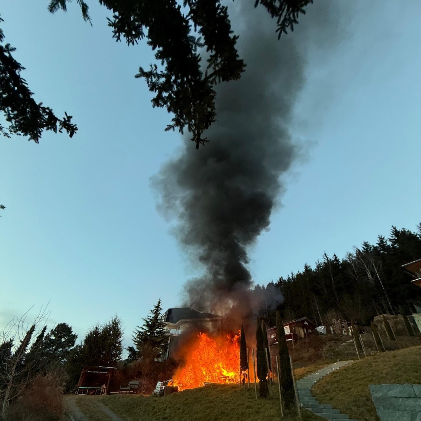 Lichterloh brannten Auto und Hütte, eine Rauchsäule stieg gegen den Himmel. (Bild: FF Millstatt)