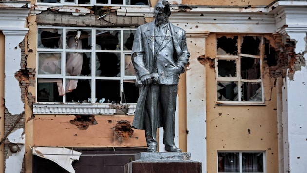 Eine stark in Mitleidenschaft gezogene Lenin-Statue in der Stadt Sudscha, Region Kursk. (Bild: APA/AFP/Yan DOBRONOSOV)