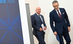 ÖVP-General Christian Stocker und FPÖ-Chef Herbert Kickl präsentierten ein Sparpaket, das sich ...