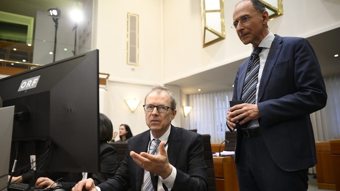 Head of Foresight and election researcher Christoph Hofinger (left) analyzed the results ...