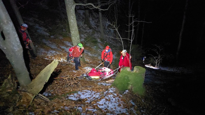 The injured man was roped down 200 meters in the mountain stretcher on the north side to the nearest forest road.