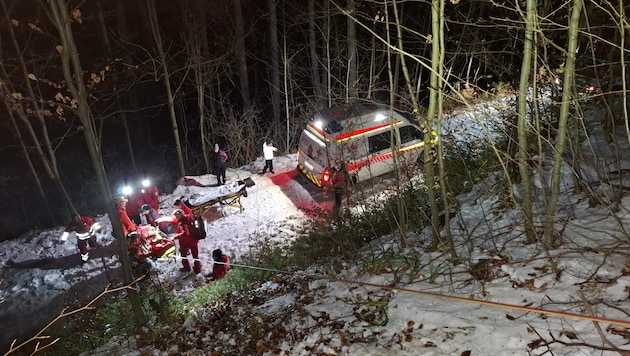 The rescue was extremely time-consuming. The seriously injured man was roped down in the stretcher to the nearest forest road. (Bild: Bergrettung Grünau)