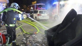 Der Brand der Müllcontainer war trotz des Vorfalls bei den Parkplätzen rasch gelöscht. (Bild: Presseteam der FF Wiener Neustadt)