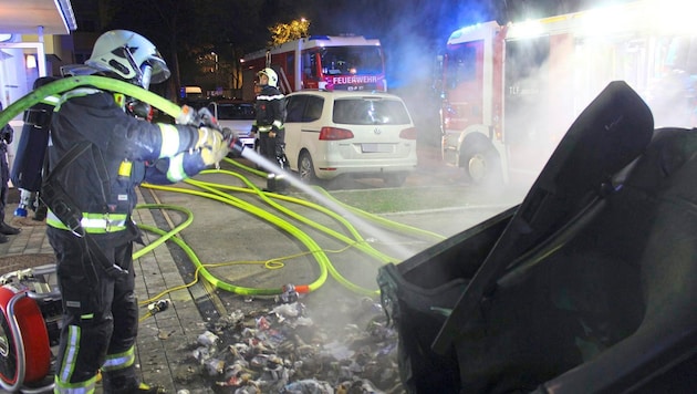 The fire in the garbage containers was quickly extinguished despite the incident in the parking lots. (Bild: Presseteam der FF Wiener Neustadt)