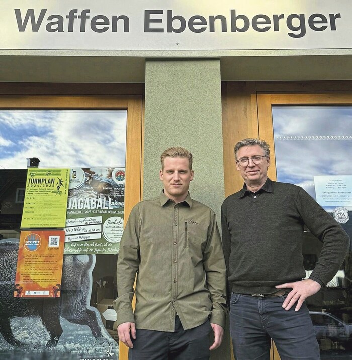 Ebenberger mit Mitarbeiter Nico Kolbitsch vor dem neuen Geschäft in Lendorf.