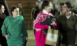 Die freigelassenen israelischen Geiseln bekamen makabre Erinnerungsstücke mit auf den Weg.