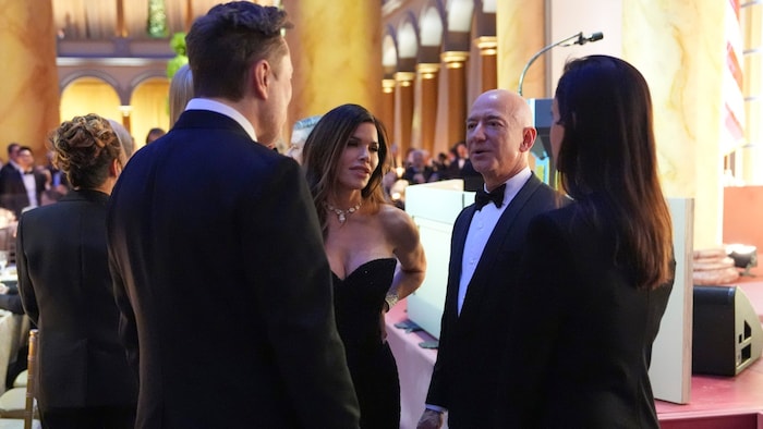 Lauren Sanchez und Jeff Bezos im Gespräch mit Elon Musk