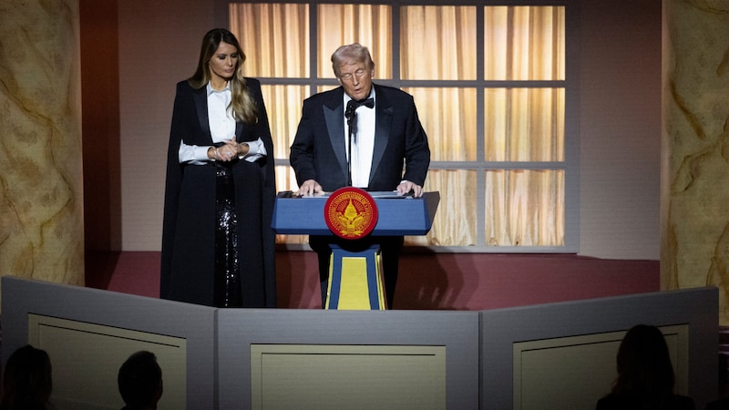 Melania Trump watches her husband heal at the dinner speech. (Bild: picturedesk.com/Carlos Barria / REUTERS)