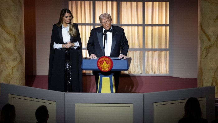 Melania Trump beobachtet ihren Mann bei der Ansprache, die er bei den Dinner heilt. 