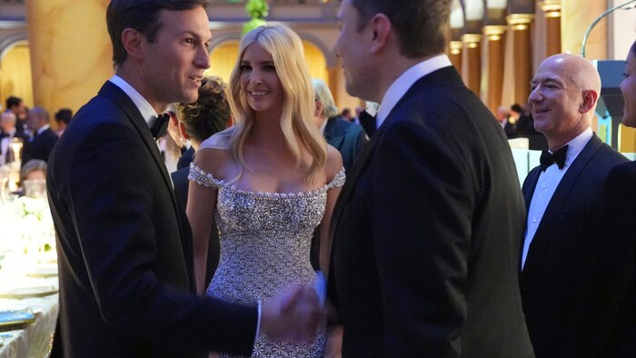 Elon Musk begrüßt Jared Kuschner, Ivanka Trum und Jeff Bezos
