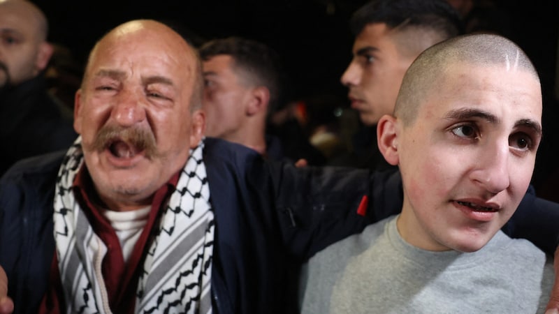 A released prisoner (right) with his father (Bild: AFP/Zain Jaafar)