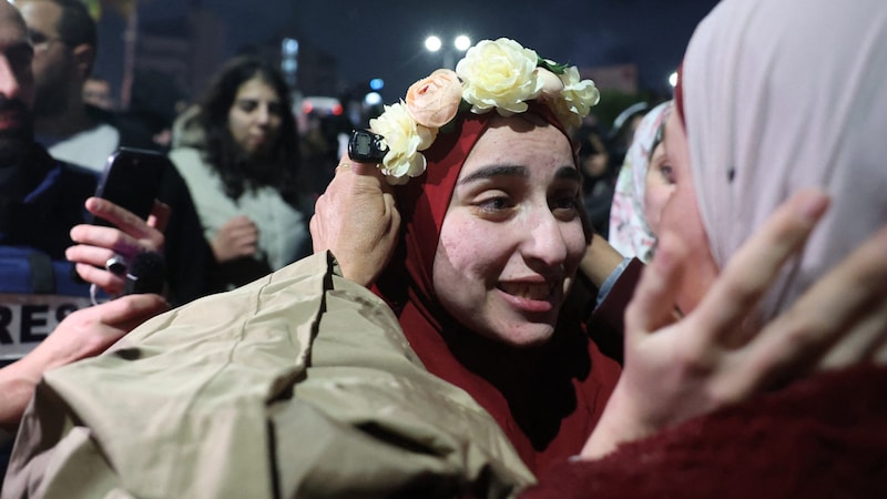 A released Palestinian woman on her arrival (Bild: AFP)