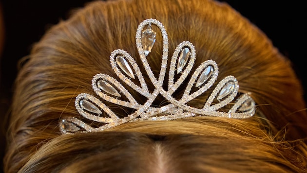 A real princess dances at the Opera Ball this year. Pictured: This year's debutantes' tiara. (Bild: picturedesk.com/Starpix)