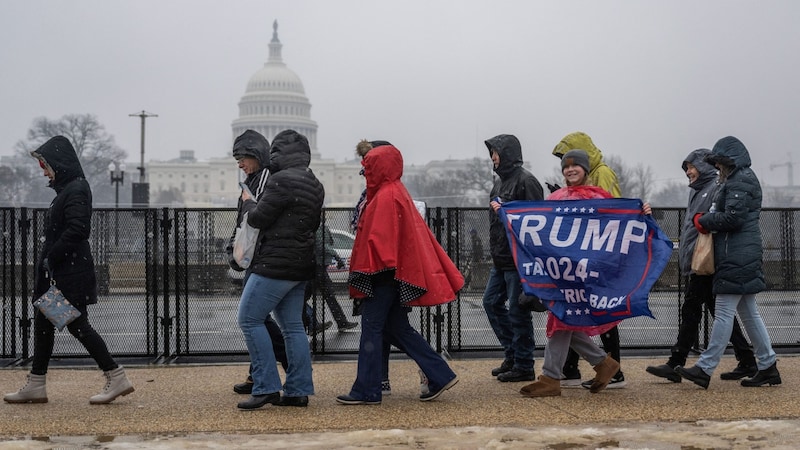 Manche MAGA-Anhänger trotzen der Kälte und wollen live vor Ort dabei sein. (Bild: AFP/ANDREW CABALLERO-REYNOLDS)