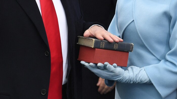 Auf diese Bibeln wird Trump erneut seine linke Hand ablegen.