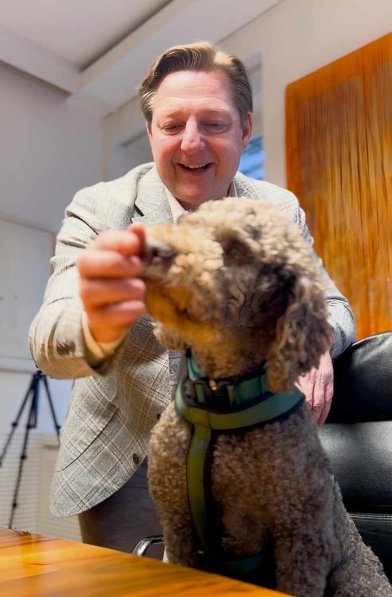 Bürgermeister Günther Albel mit Amico (Bild: Stadt Villach)