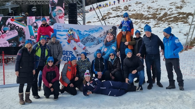 17 Mitglieder des neu gegründeten Fanclubs waren bei den Rennen in Cortina vor Ort – was „Mäggy“ sehr freute. (Bild: zVg)