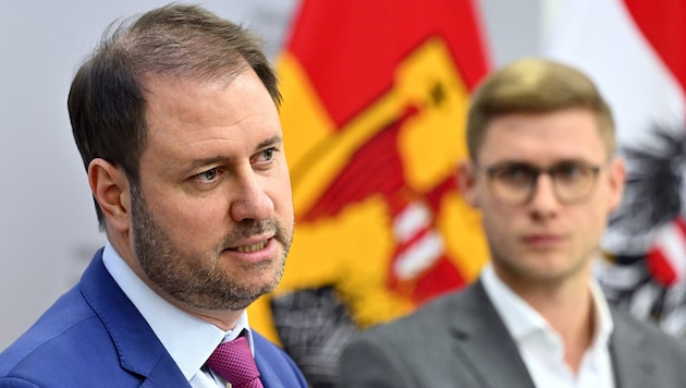 ÖVP top candidate and regional party chairman Christian Sagartz (left) with regional managing director Patrik Fazekas (Bild: APA/HANS KLAUS TECHT)