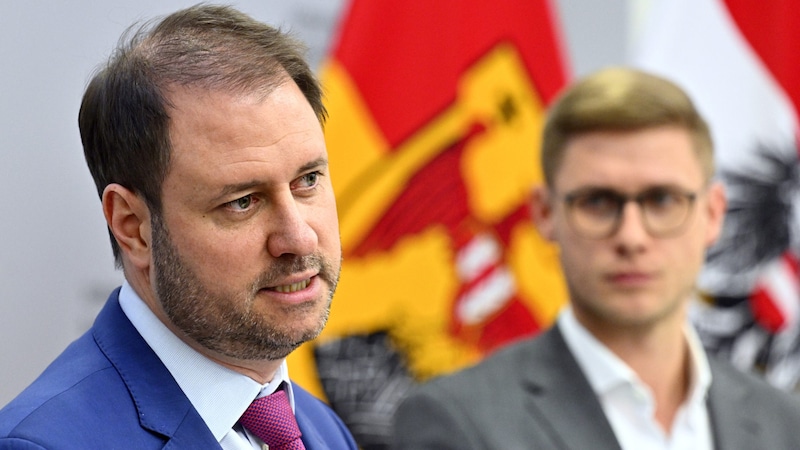 ÖVP top candidate and regional party chairman Christian Sagartz (left) with regional managing director Patrik Fazekas (Bild: APA/HANS KLAUS TECHT)