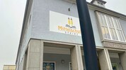 Vor der Schule weht die schwarze Fahne.