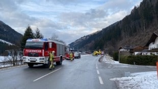 Die Feuerwehr sperrte die Straße während des Einsatzes. (Bild: FF Assling)