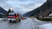 Die Feuerwehr sperrte die Straße während des Einsatzes.