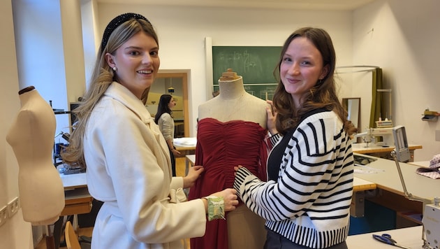 Sarah Sereinig and Elena Grothaus with their self-tailored ball gown. (Bild: Christian Krall)