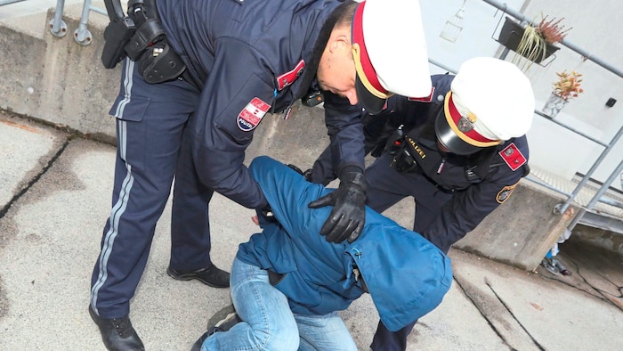 Der aggressive Mann wurde in das Polizeianhaltezentrum Villach gebracht. (Symbolbild)