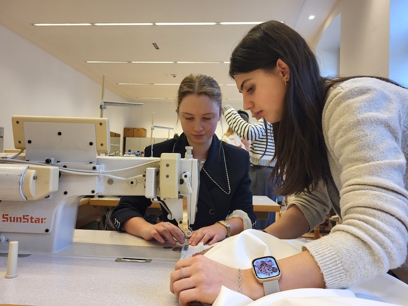 Michelle Ressmann and Lisa Streicher at the sewing machine. (Bild: Christian Krall)