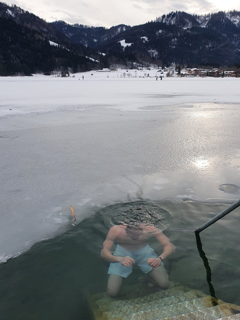 Mit einem Kunden, der so einen eisernen Willen hat, dass ihm nicht einmal das Abtauchen im Eiswasser etwas ausmacht. (Bild: privat)