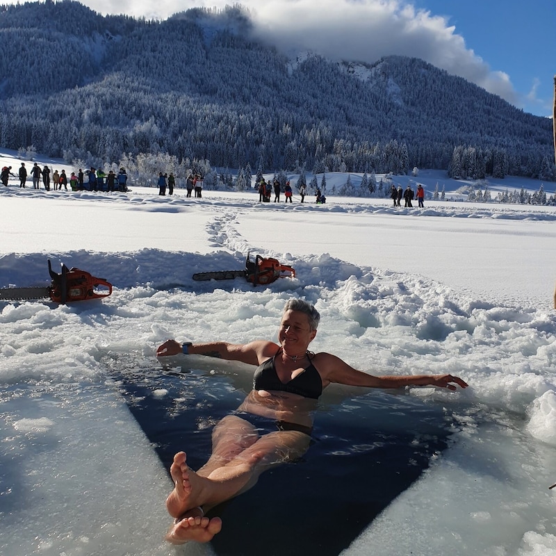 Mittlerweile ist sie selbst Atem-und Kältetrainerin und bietet ganzjährig Seminare an. Dafür tingelt sie mit ihrer Eiswanne durch Österreich: www.keep-on-cooling.com (Bild: Josef Flandorfer)