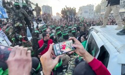 Hamas-Kämpfer bei der Freilassung israelischer Geiseln aus dem Gazastreifen.