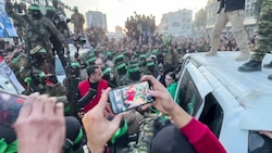 Tausende junge Männer werfen einen letzten Blick auf den „Feind“ – eine junge Zivilistin aus Israel. (Bild: AFP)