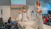 Beim Hochzeitskleid muss es nicht die große Prinzessin sein. Weniger ist oft mehr.