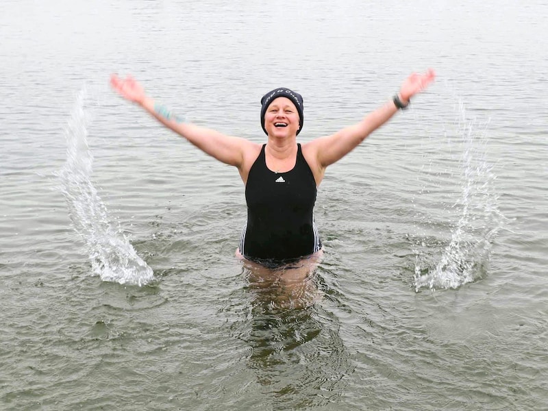 Die Mütze am Kopf ist kein Modeaccessoire, sondern wichtig, weil das Haupt schnell auskühlt. „Auch die Hände sollte man beim Eisbaden nicht im Wasser haben“, sagt Flandorfer. (Bild: Reinhard Judt)