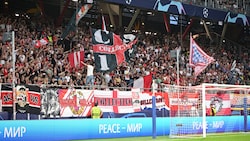 Rund 4500 Fans begleiten Red Bull Salzburg nach Madrid. (Bild: APA/BARBARA GINDL)