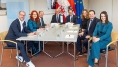 Mario Gerber, Cornelia Hagele, LHStv. Josef Geisler, LH Anton Mattle, LHStv. Philip Wohlgemuth, Eva Pawlata, René Zumtobel und Astrid Mair (von links). (Bild: Land Tirol/Die Fotografen)