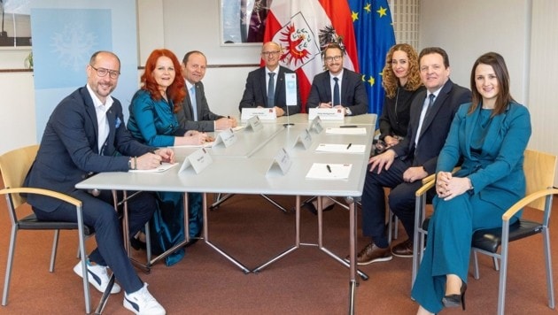 Mario Gerber, Cornelia Hagele, LHStv. Josef Geisler, LH Anton Mattle, LHStv. Philip Wohlgemuth, Eva Pawlata, René Zumtobel und Astrid Mair (von links). (Bild: Land Tirol/Die Fotografen)