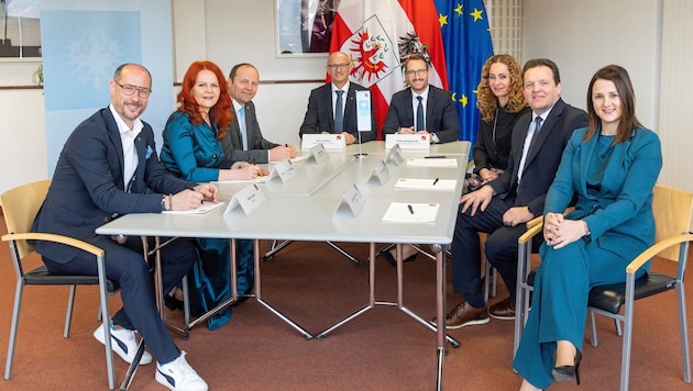 Mario Gerber, Cornelia Hagele, LHStv. Josef Geisler, LH Anton Mattle, LHStv. Philip Wohlgemuth, Eva Pawlata, René Zumtobel und Astrid Mair (von links). (Bild: Land Tirol/Die Fotografen)