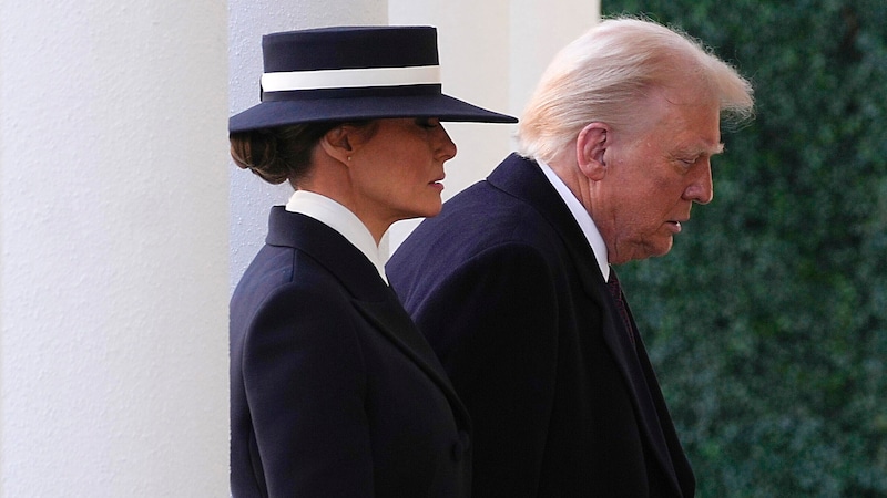 Donald Trump holt sich mit der künftigen First Lady Melania Trump den Segen Gottes vor der Angelobungszeremonie. (Bild: APA/AP)