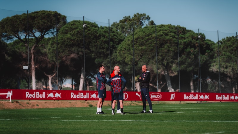 Letsch (right) in conversation with his colleagues. (Bild: FC Red Bull Salzburg)