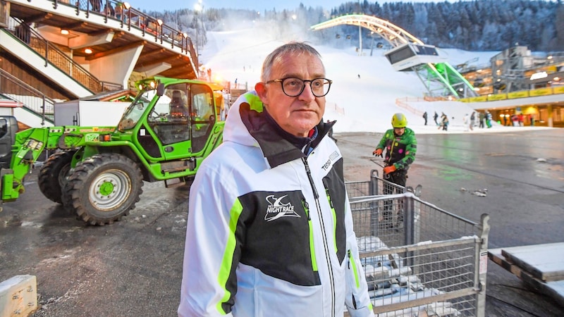 Andreas Schwab befindet sich mitten in den Aufbauarbeiten (Bild: Spiess Foto Tirol / Erich Spiess)