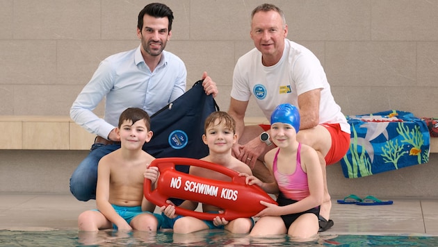 Schwimmoffensive für mehr Sicherheit: Landbauer und Toni Pfeffer mit den „Schwimm Kids“ Lio, Filip und Jana (Bild: NLK Pfeiffer)