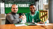 Austria-Sportdirektor Mirco Papaleo mit Neuzugang Junior Eyamba.