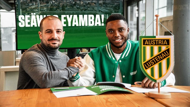 Austria sporting director Mirco Papaleo with new signing Junior Eyamba. (Bild: Austria Lustenau)