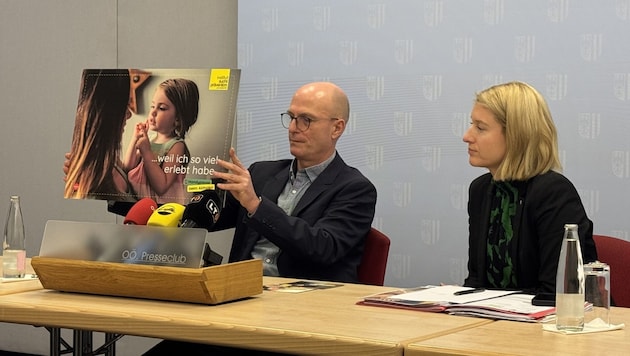 Der Leiter des Institutes Suchtprävention, Rainer Schmidbauer, und LH-Vize Christine Haberlander präsentieren ein Plakat zur neuen Kampagne. (Bild: Bernadette Kerschbaummayr)