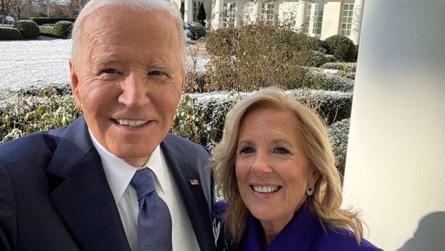 Joe und Jill Biden mit einem letzten Selfie aus dem Weißen Haus (Bild: x.com/POTUS)