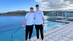 Wernitznig und Spari beim Infinity-Pool auf dem „AX OCYDY“-Hotel in St. Paul‘s Bay. (Bild: Claudio Trevisan)