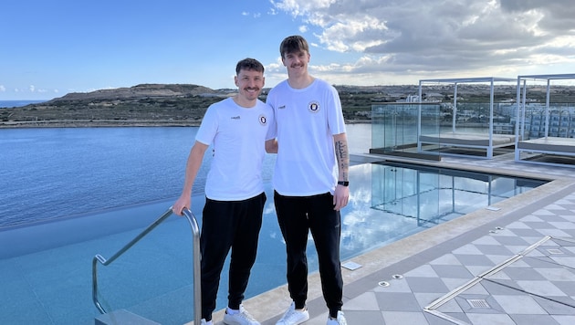 Wernitznig und Spari beim Infinity-Pool auf dem „AX OCYDY“-Hotel in St. Paul‘s Bay. (Bild: Claudio Trevisan)